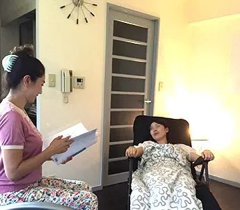 ヒプノセラピーのセッションの様子