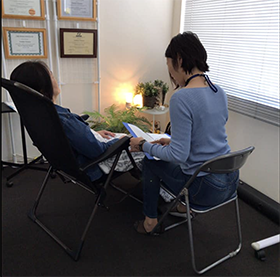 ヒプノセラピーの練習の様子