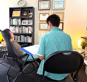 ヒプノセラピーの練習の様子