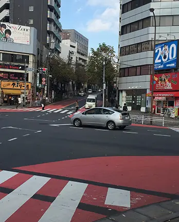 並木橋交差点に到着。信号を渡って直進