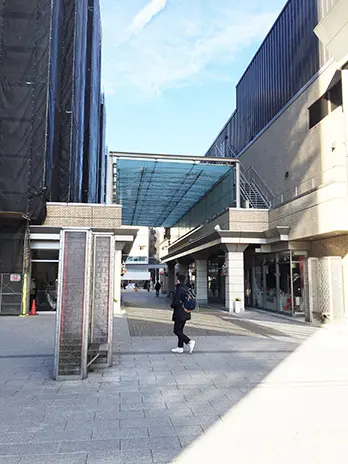 突き当たりを左折し直進する道のり