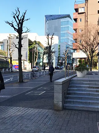 八幡通りに出る交差点。右折して直進
