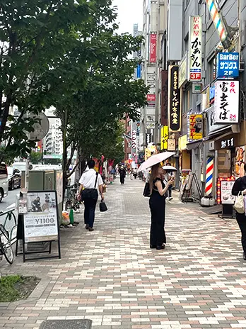明治通り沿いを並木橋交差点方向へ直進する道のり