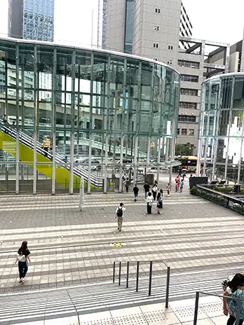 稲荷橋広場の階段。階段を降りて明治通りへ直進