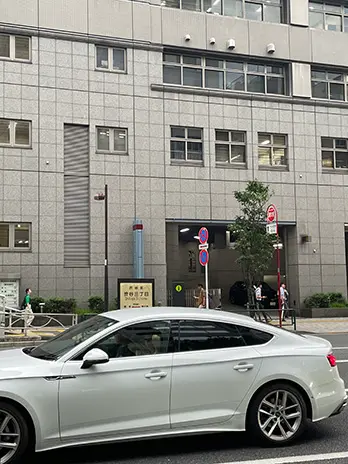 明治通りに出た地点。向かい側に渋谷警察署が見える