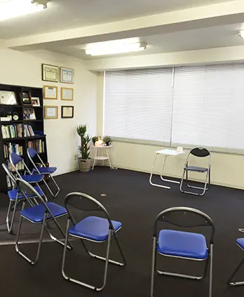 クリアライト・ヒプノセラピースクール 教室入口と室内の様子