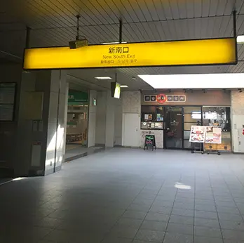 JR渋谷駅 新南改札の改札口。左側のエスカレーターで稲荷橋広場方面へ