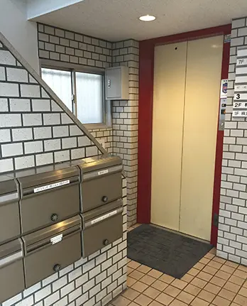 拓新ビルのエレベーター。5階へ