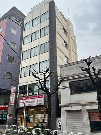 拓新ビルの外観。入口は左側、目的地は5階のクリアライト・ヒプノセラピースクール